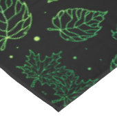 Aanraking van elegante groene bladeren op zwart tafelkleed (Gekanteld)