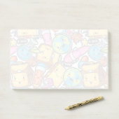 Aantekeningen op het patroon van schoolbenodigdhed post-it® notes (Op bureau)