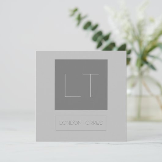 Aantrekkelijk grijs monogram (Staand voorkant)