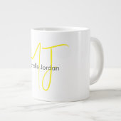 Aantrekkelijk Monogram Geel Wit Modern Minimalist Grote Koffiekop (Voorkant rechts)