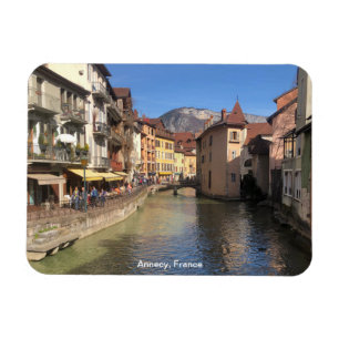 Aantrekkelijk rivierzicht van Annecy, Frankrijk op Magneet