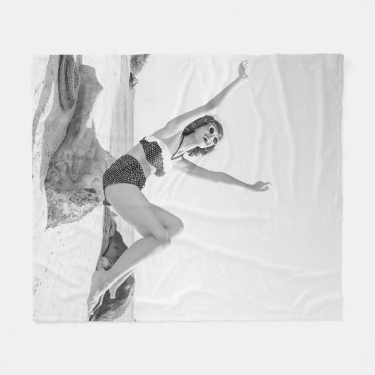 Aantrekkelijke jonge vrouw in bikini op de beachvi fleece deken (Voorkant (Horizontaal))