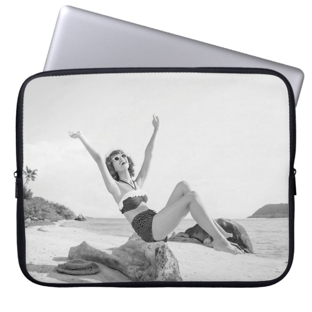 Aantrekkelijke jonge vrouw in bikini op de beachvi laptop sleeve (Voorkant)