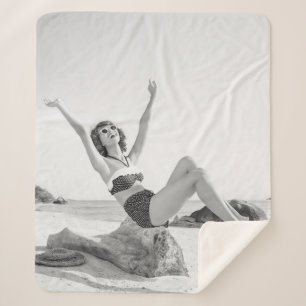 Aantrekkelijke jonge vrouw in bikini op de beachvi sherpa deken