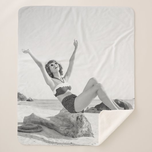 Aantrekkelijke jonge vrouw in bikini op de beachvi sherpa deken (Voorkant)