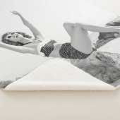 Aantrekkelijke jonge vrouw in bikini op de beachvi sherpa deken (3/4)