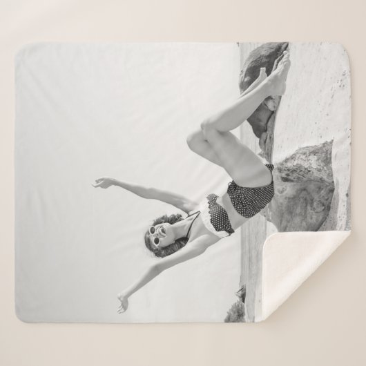 Aantrekkelijke jonge vrouw in bikini op de beachvi sherpa deken (Voorkant (horizontaal))