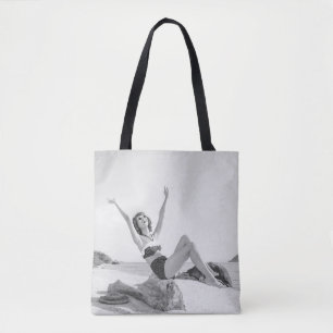 Aantrekkelijke jonge vrouw in bikini op de beachvi tote bag