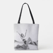 Aantrekkelijke jonge vrouw in bikini op de beachvi tote bag (Achterkant)