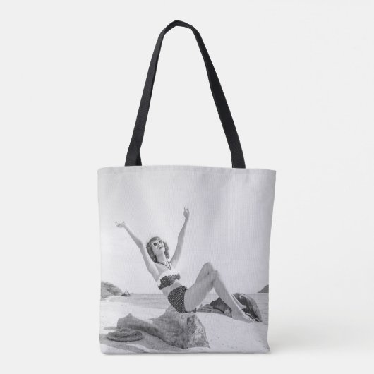 Aantrekkelijke jonge vrouw in bikini op de beachvi tote bag (Achterkant)