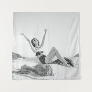 Aantrekkelijke jonge vrouw in bikini op de beachvi wandkleed