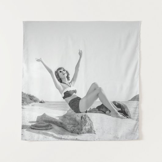 Aantrekkelijke jonge vrouw in bikini op de beachvi wandkleed (Voorkant)