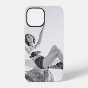 Aantrekkelijke jonge vrouw in bikini op het strand iPhone 12 hoesje