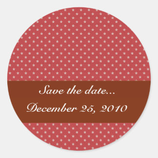 Aantrekkelijke witte sterren op ruw rood oppervlak ronde sticker