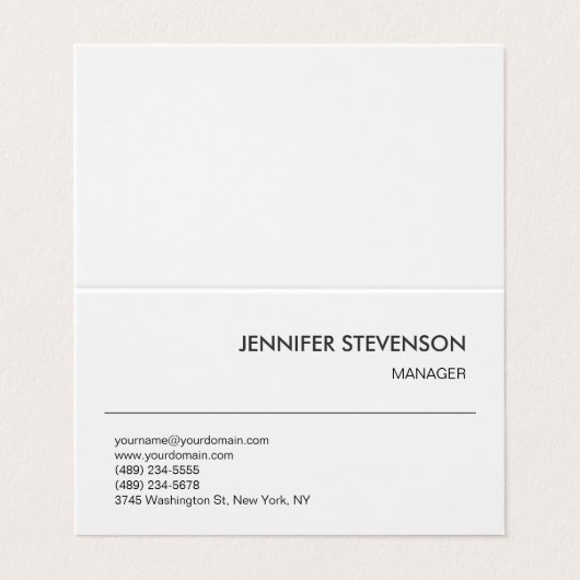 Aantrekkelijke zwart wit moderne minimalistische v visitekaartje (Buitenkant ongevouwen)