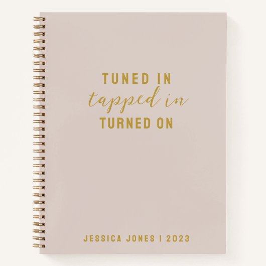 Aantrekkingswet gestemd in minimalistisch roze notitieboek (Voorkant)