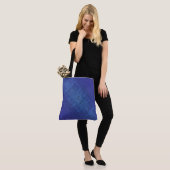 aanvaarding | Blauw Indigo Violet Shibori Patroon Tote Bag (Op model)