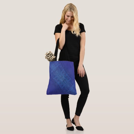 aanvaarding | Blauw Indigo Violet Shibori Patroon Tote Bag (Op model)