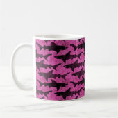 Aanval van de Hot Pink Sharks Funny Koffiemok (Links)