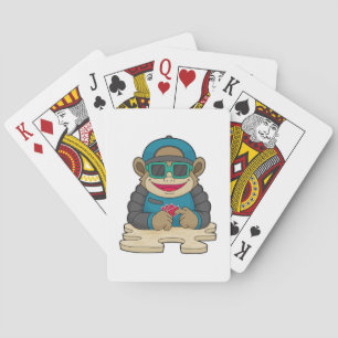 Aap bij poker met pokerkaarten en zonnebril