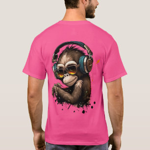 Aap draagt bril en hoofdtelefoon in oren t-shirt