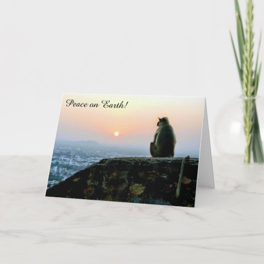 Aap met vredesboodschap op aarde bij zonsondergang feestdagen kaart (Voorkant)