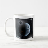 Aardachtige planeet met oceanen die zijn oppervlak koffiemok (Links)