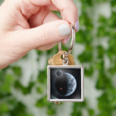 Aardachtige planeet met oceanen die zijn oppervlak sleutelhanger (Hand)