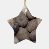 Aardappelen op bijthout keramisch ornament (Rechts)