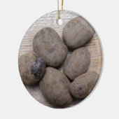 Aardappelen op bijthout keramisch ornament (Links)