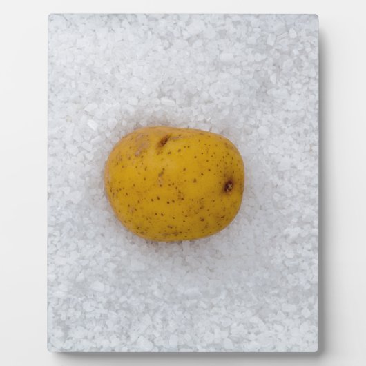 Aardappelmacro als achtergrond met zout fotoplaat (Voorkant)