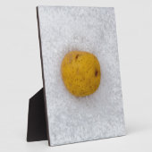 Aardappelmacro als achtergrond met zout fotoplaat (Zijkant)