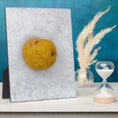 Aardappelmacro als achtergrond met zout fotoplaat (Zijkant)