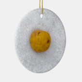 Aardappelmacro als achtergrond met zout keramisch ornament (Rechts)