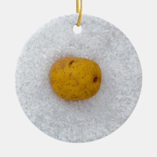 Aardappelmacro als achtergrond met zout keramisch ornament (Voorkant)
