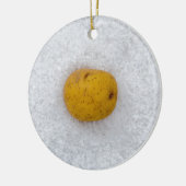 Aardappelmacro als achtergrond met zout keramisch ornament (Links)