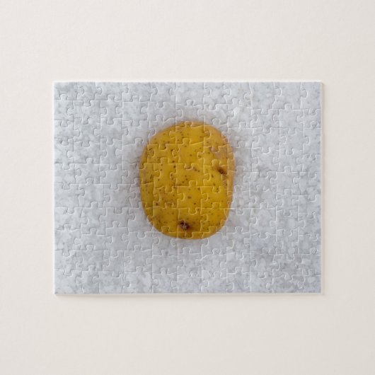 Aardappelmacro als achtergrond met zout legpuzzel (Horizontaal)