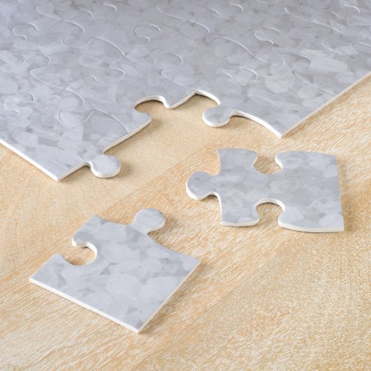 Aardappelmacro als achtergrond met zout legpuzzel (Zijkant)