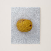 Aardappelmacro als achtergrond met zout legpuzzel (Verticaal)