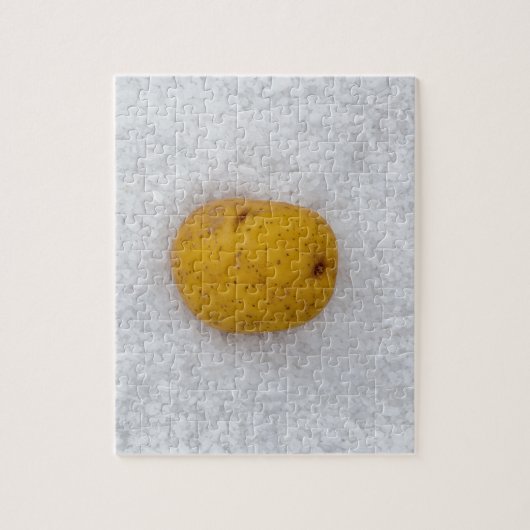 Aardappelmacro als achtergrond met zout legpuzzel (Verticaal)