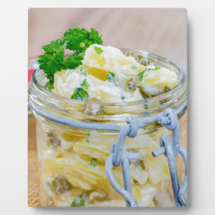 Aardappelsalade in een pot op hout fotoplaat