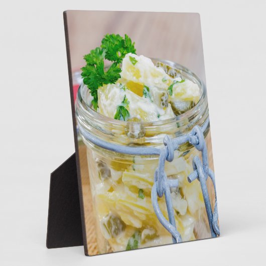 Aardappelsalade in een pot op hout fotoplaat (Zijkant)