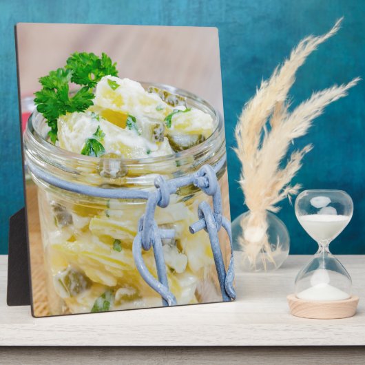 Aardappelsalade in een pot op hout fotoplaat (Zijkant)
