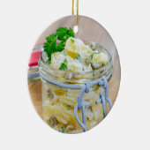Aardappelsalade in een pot op hout keramisch ornament (Rechts)