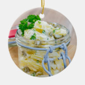Aardappelsalade in een pot op hout keramisch ornament (Voorkant)