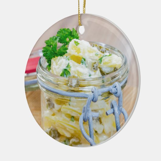 Aardappelsalade in een pot op hout keramisch ornament (Links)