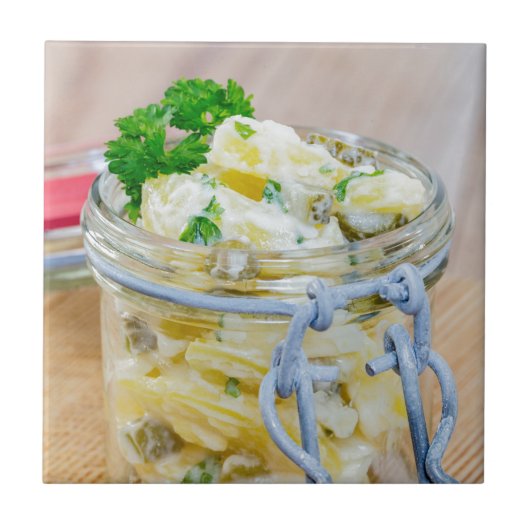 Aardappelsalade in een pot op hout tegeltje (Voorkant)