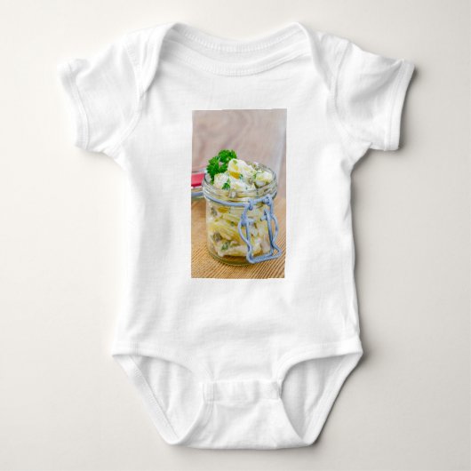 Aardappelsalade in een pot op houten romper (Voorkant)