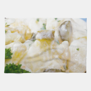 Aardappelsalade met worst en mosterd theedoek