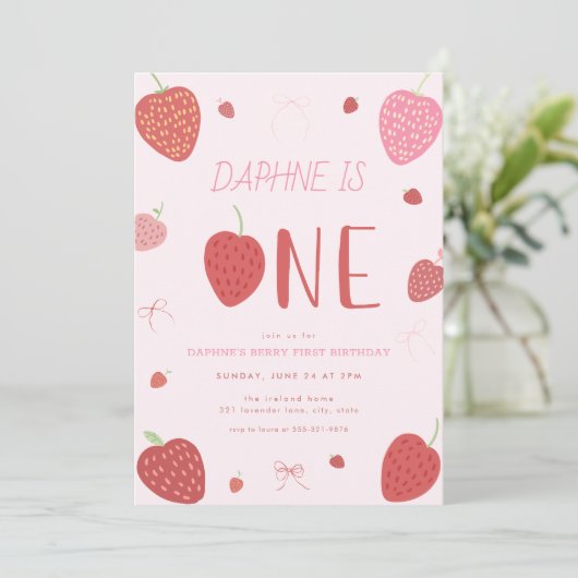 Aardbei 1e Berry Eerste Verjaardag Uitnodiging (Staand voorkant)